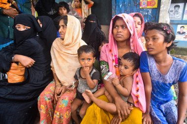 Yüzlerce Rohingya vatandaşı, Bangladeş 'in Taknuf kentindeki Nuf Nehri' ni geçtikten sonra 7 Eylül 2017 'de Myanmar' daki Buchidong 'dan kaçarken Bangladeş sınırını geçiyor.. 