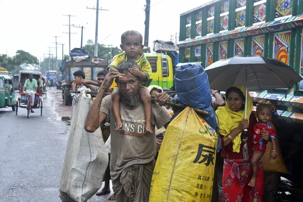 Centenas Pessoas Rohingya Atravessando Fronteira Bangladesh Enquanto Fogem Buchidong Mianmar — Fotografia de Stock