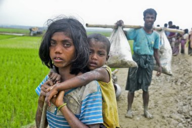 Yüzlerce Rohingya vatandaşı, Bangladeş 'in Taknuf kentindeki Nuf Nehri' ni geçtikten sonra 7 Eylül 2017 'de Myanmar' daki Buchidong 'dan kaçarken Bangladeş sınırını geçiyor.. 
