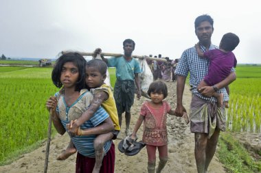 Yüzlerce Rohingya vatandaşı, Bangladeş 'in Taknuf kentindeki Nuf Nehri' ni geçtikten sonra 7 Eylül 2017 'de Myanmar' daki Buchidong 'dan kaçarken Bangladeş sınırını geçiyor.. 