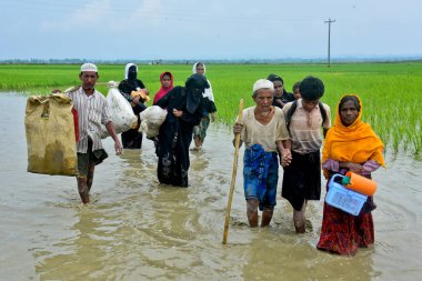Yüzlerce Rohingya vatandaşı, Bangladeş 'in Taknuf kentindeki Nuf Nehri' ni geçtikten sonra 7 Eylül 2017 'de Myanmar' daki Buchidong 'dan kaçarken Bangladeş sınırını geçiyor.. 