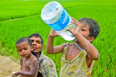 Yüzlerce Rohingya vatandaşı, Bangladeş 'in Taknuf kentindeki Nuf Nehri' ni geçtikten sonra 7 Eylül 2017 'de Myanmar' daki Buchidong 'dan kaçarken Bangladeş sınırını geçiyor.. 