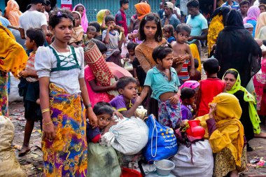 Yüzlerce Rohingya vatandaşı, Bangladeş 'in Taknuf kentindeki Nuf Nehri' ni geçtikten sonra 7 Eylül 2017 'de Myanmar' daki Buchidong 'dan kaçarken Bangladeş sınırını geçiyor.. 