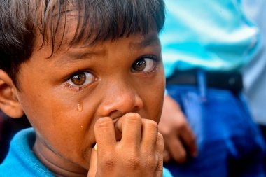 Yüzlerce Rohingya vatandaşı, Bangladeş 'in Taknuf kentindeki Nuf Nehri' ni geçtikten sonra 7 Eylül 2017 'de Myanmar' daki Buchidong 'dan kaçarken Bangladeş sınırını geçiyor.. 