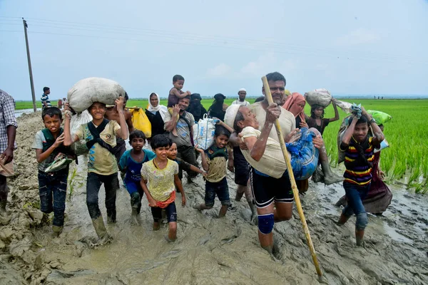 Yüzlerce Rohingya vatandaşı, Bangladeş 'in Taknuf kentindeki Nuf Nehri' ni geçtikten sonra 7 Eylül 2017 'de Myanmar' daki Buchidong 'dan kaçarken Bangladeş sınırını geçiyor.. 