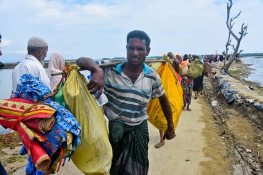 Yüzlerce Rohingya vatandaşı, Bangladeş 'in Taknuf kentindeki Nuf Nehri' ni geçtikten sonra 7 Eylül 2017 'de Myanmar' daki Buchidong 'dan kaçarken Bangladeş sınırını geçiyor.. 