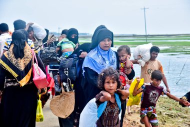 Yüzlerce Rohingya vatandaşı, Bangladeş 'in Taknuf kentindeki Nuf Nehri' ni geçtikten sonra 7 Eylül 2017 'de Myanmar' daki Buchidong 'dan kaçarken Bangladeş sınırını geçiyor.. 