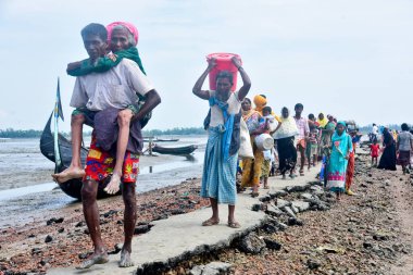 Yüzlerce Rohingya vatandaşı, Bangladeş 'in Taknuf kentindeki Nuf Nehri' ni geçtikten sonra 7 Eylül 2017 'de Myanmar' daki Buchidong 'dan kaçarken Bangladeş sınırını geçiyor.. 