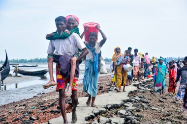 Yüzlerce Rohingya vatandaşı, Bangladeş 'in Taknuf kentindeki Nuf Nehri' ni geçtikten sonra 7 Eylül 2017 'de Myanmar' daki Buchidong 'dan kaçarken Bangladeş sınırını geçiyor.. 