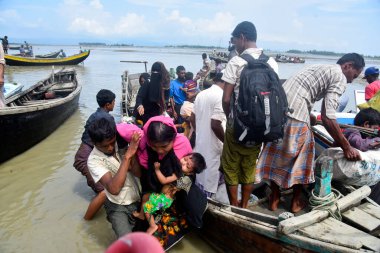 Yüzlerce Rohingya vatandaşı, Bangladeş 'in Taknuf kentindeki Nuf Nehri' ni geçtikten sonra 7 Eylül 2017 'de Myanmar' daki Buchidong 'dan kaçarken Bangladeş sınırını geçiyor.. 