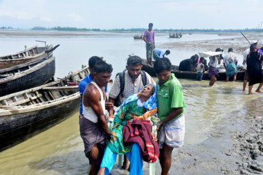 Yüzlerce Rohingya vatandaşı, Bangladeş 'in Taknuf kentindeki Nuf Nehri' ni geçtikten sonra 7 Eylül 2017 'de Myanmar' daki Buchidong 'dan kaçarken Bangladeş sınırını geçiyor.. 