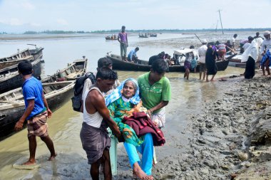 Yüzlerce Rohingya vatandaşı, Bangladeş 'in Taknuf kentindeki Nuf Nehri' ni geçtikten sonra 7 Eylül 2017 'de Myanmar' daki Buchidong 'dan kaçarken Bangladeş sınırını geçiyor.. 