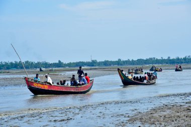 Yüzlerce Rohingya vatandaşı, Bangladeş 'in Taknuf kentindeki Nuf Nehri' ni geçtikten sonra 7 Eylül 2017 'de Myanmar' daki Buchidong 'dan kaçarken Bangladeş sınırını geçiyor.. 