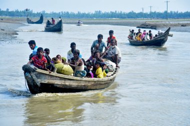Yüzlerce Rohingya vatandaşı, Bangladeş 'in Taknuf kentindeki Nuf Nehri' ni geçtikten sonra 7 Eylül 2017 'de Myanmar' daki Buchidong 'dan kaçarken Bangladeş sınırını geçiyor.. 