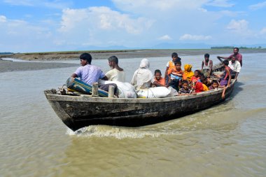 Yüzlerce Rohingya vatandaşı, Bangladeş 'in Taknuf kentindeki Nuf Nehri' ni geçtikten sonra 7 Eylül 2017 'de Myanmar' daki Buchidong 'dan kaçarken Bangladeş sınırını geçiyor.. 