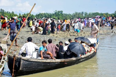 Yüzlerce Rohingya vatandaşı, Bangladeş 'in Taknuf kentindeki Nuf Nehri' ni geçtikten sonra 7 Eylül 2017 'de Myanmar' daki Buchidong 'dan kaçarken Bangladeş sınırını geçiyor.. 