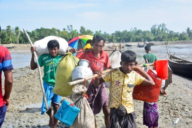 Yüzlerce Rohingya vatandaşı, Bangladeş 'in Taknuf kentindeki Nuf Nehri' ni geçtikten sonra 7 Eylül 2017 'de Myanmar' daki Buchidong 'dan kaçarken Bangladeş sınırını geçiyor.. 