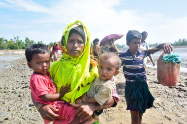 Yüzlerce Rohingya vatandaşı, Bangladeş 'in Taknuf kentindeki Nuf Nehri' ni geçtikten sonra 7 Eylül 2017 'de Myanmar' daki Buchidong 'dan kaçarken Bangladeş sınırını geçiyor.. 