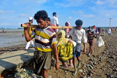 Yüzlerce Rohingya vatandaşı, Bangladeş 'in Taknuf kentindeki Nuf Nehri' ni geçtikten sonra 7 Eylül 2017 'de Myanmar' daki Buchidong 'dan kaçarken Bangladeş sınırını geçiyor.. 