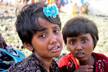 Yüzlerce Rohingya vatandaşı, Bangladeş 'in Taknuf kentindeki Nuf Nehri' ni geçtikten sonra 7 Eylül 2017 'de Myanmar' daki Buchidong 'dan kaçarken Bangladeş sınırını geçiyor.. 