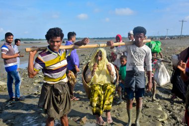 Yüzlerce Rohingya vatandaşı, Bangladeş 'in Taknuf kentindeki Nuf Nehri' ni geçtikten sonra 7 Eylül 2017 'de Myanmar' daki Buchidong 'dan kaçarken Bangladeş sınırını geçiyor.. 