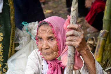 Yüzlerce Rohingya vatandaşı, Bangladeş 'in Taknuf kentindeki Nuf Nehri' ni geçtikten sonra 7 Eylül 2017 'de Myanmar' daki Buchidong 'dan kaçarken Bangladeş sınırını geçiyor.. 