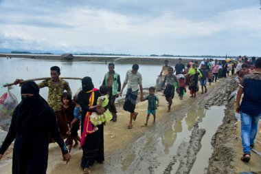 Yüzlerce Rohingya vatandaşı, Bangladeş 'in Taknuf kentindeki Nuf Nehri' ni geçtikten sonra 7 Eylül 2017 'de Myanmar' daki Buchidong 'dan kaçarken Bangladeş sınırını geçiyor.. 