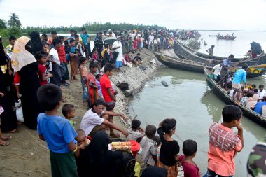Yüzlerce Rohingya vatandaşı, Bangladeş 'in Taknuf kentindeki Nuf Nehri' ni geçtikten sonra 7 Eylül 2017 'de Myanmar' daki Buchidong 'dan kaçarken Bangladeş sınırını geçiyor.. 