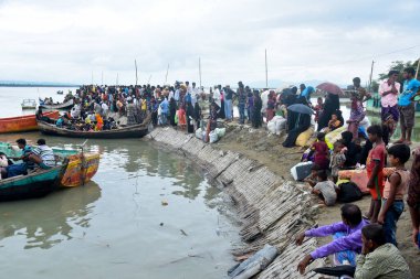 Yüzlerce Rohingya vatandaşı, Bangladeş 'in Taknuf kentindeki Nuf Nehri' ni geçtikten sonra 7 Eylül 2017 'de Myanmar' daki Buchidong 'dan kaçarken Bangladeş sınırını geçiyor.. 