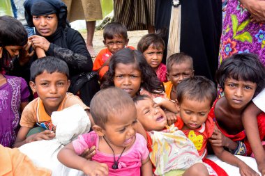 Yüzlerce Rohingya vatandaşı, Bangladeş 'in Taknuf kentindeki Nuf Nehri' ni geçtikten sonra 7 Eylül 2017 'de Myanmar' daki Buchidong 'dan kaçarken Bangladeş sınırını geçiyor.. 