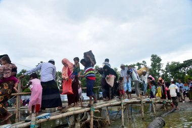 Yüzlerce Rohingya vatandaşı, Bangladeş 'in Taknuf kentindeki Nuf Nehri' ni geçtikten sonra 7 Eylül 2017 'de Myanmar' daki Buchidong 'dan kaçarken Bangladeş sınırını geçiyor.. 