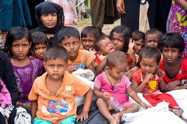 Yüzlerce Rohingya vatandaşı, Bangladeş 'in Taknuf kentindeki Nuf Nehri' ni geçtikten sonra 7 Eylül 2017 'de Myanmar' daki Buchidong 'dan kaçarken Bangladeş sınırını geçiyor.. 