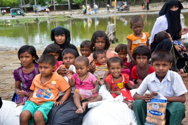 Yüzlerce Rohingya vatandaşı, Bangladeş 'in Taknuf kentindeki Nuf Nehri' ni geçtikten sonra 7 Eylül 2017 'de Myanmar' daki Buchidong 'dan kaçarken Bangladeş sınırını geçiyor.. 