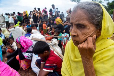 Yüzlerce Rohingya vatandaşı, Bangladeş 'in Taknuf kentindeki Nuf Nehri' ni geçtikten sonra 7 Eylül 2017 'de Myanmar' daki Buchidong 'dan kaçarken Bangladeş sınırını geçiyor.. 