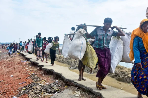 Stovky Rohingyů Přecházejí Hranice Bangladéše Když Prchají Buchidongu Myanmaru Poté — Stock fotografie