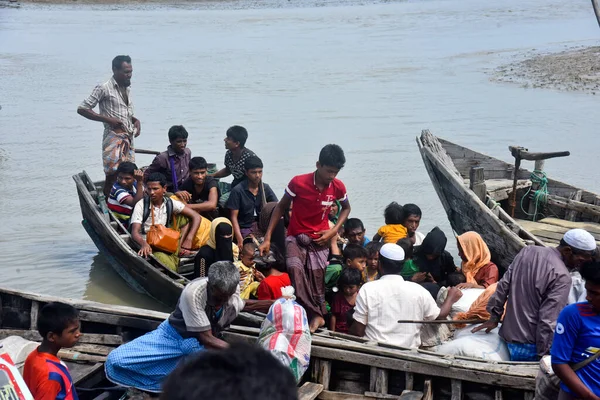 Hundreds Rohingya People Crossing Bangladesh Border Flee Buchidong Myanmar Crossing — Stock Photo, Image