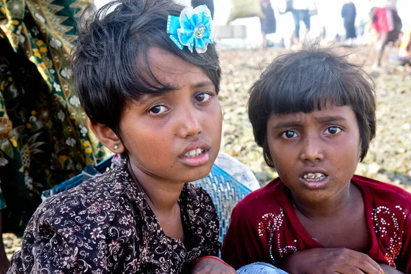 Εκατοντάδες Άνθρωποι Rohingya Διασχίζουν Σύνορα Του Μπανγκλαντές Καθώς Φεύγουν Από — Φωτογραφία Αρχείου