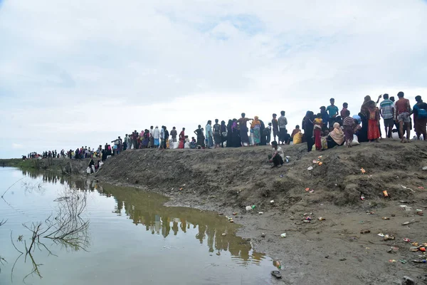 Hundreds Rohingya People Crossing Bangladesh Border Flee Buchidong Myanmar Crossing — Stock Photo, Image