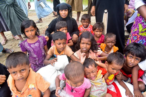 Yüzlerce Rohingya vatandaşı, Bangladeş 'in Taknuf kentindeki Nuf Nehri' ni geçtikten sonra 7 Eylül 2017 'de Myanmar' daki Buchidong 'dan kaçarken Bangladeş sınırını geçiyor.. 