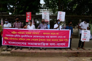 Bangladeş 'in sol parti destekçileri, Bangladeş' in Dhaka kentindeki bir devlet jüt fabrikasının 3 Temmuz 202 'de kapatılmasını protesto eden pankartların arkasında duruyorlar.