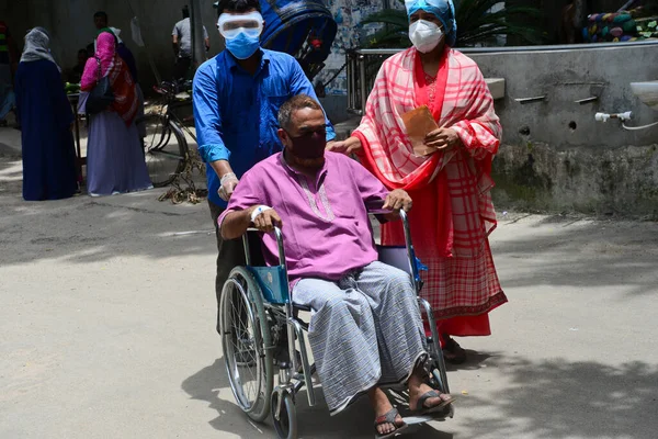 Пацієнт Чекає Родичами Перед Лікарнею Медичного Коледжу Дакки Щоб Отримати — стокове фото