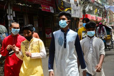 Bangladeş, Dhaka 'daki koronavirüs salgını sırasında maskeli insanlar 5 Temmuz 2020' de sokakta yürürler.