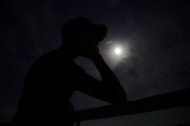 6 Temmuz 2020 'de Bangladeş' teki koronavirüs salgını sırasında insanlar Dhaka şehrindeki bir binanın çatısından dolunayın keyfini çıkarıyorlar.