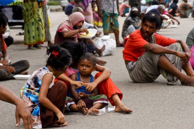 Bangladeş 'in Dhaka kentindeki Dhaka Üniversitesi Kampüsü bölgesinde 8 Temmuz 2020' de meydana gelen koronavirüs salgını sırasında evsiz insanlar yiyecek yardımı bekliyor.