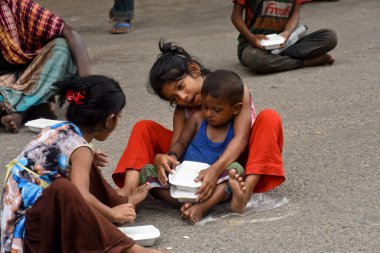 Bangladeş 'in Dhaka kentindeki Dhaka Üniversitesi Kampüsü bölgesinde 8 Temmuz 2020' de meydana gelen koronavirüs salgını sırasında evsiz insanlar yiyecek yardımı bekliyor.