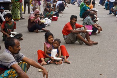 Bangladeş 'in Dhaka kentindeki Dhaka Üniversitesi Kampüsü bölgesinde 8 Temmuz 2020' de meydana gelen koronavirüs salgını sırasında evsiz insanlar yiyecek yardımı bekliyor.