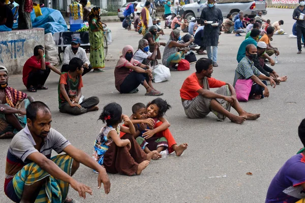 Bangladeş 'in Dhaka kentindeki Dhaka Üniversitesi Kampüsü bölgesinde 8 Temmuz 2020' de meydana gelen koronavirüs salgını sırasında evsiz insanlar yiyecek yardımı bekliyor.