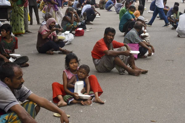 Bangladeş 'in Dhaka kentindeki Dhaka Üniversitesi Kampüsü bölgesinde 8 Temmuz 2020' de meydana gelen koronavirüs salgını sırasında evsiz insanlar yiyecek yardımı bekliyor.