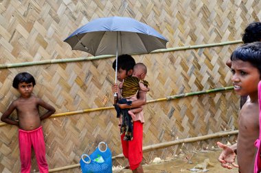 Rohingya mültecileri, 06 Eylül 2017 'de Bangladeş, Cox' s Bazar 'daki Palongkhali derme çatma kampında yürüyorlar.