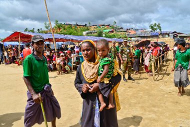 Rohingya mültecisi, 2006 Ekim 'inde Bangladeş, Cox' s Bazar 'daki Palongkhali derme çatma kampında yardım almak için bekliyor.
